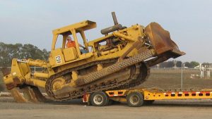 Murray Trailers | D9 Bulldozer loading over the back